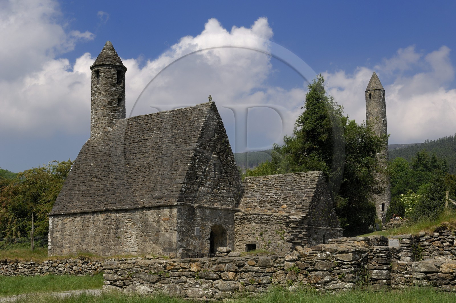 Irlande, comté de Wicklow, région des Monts Wicklow, site monastique de Glendalough,  église Saint Kevin et la Tour Ronde