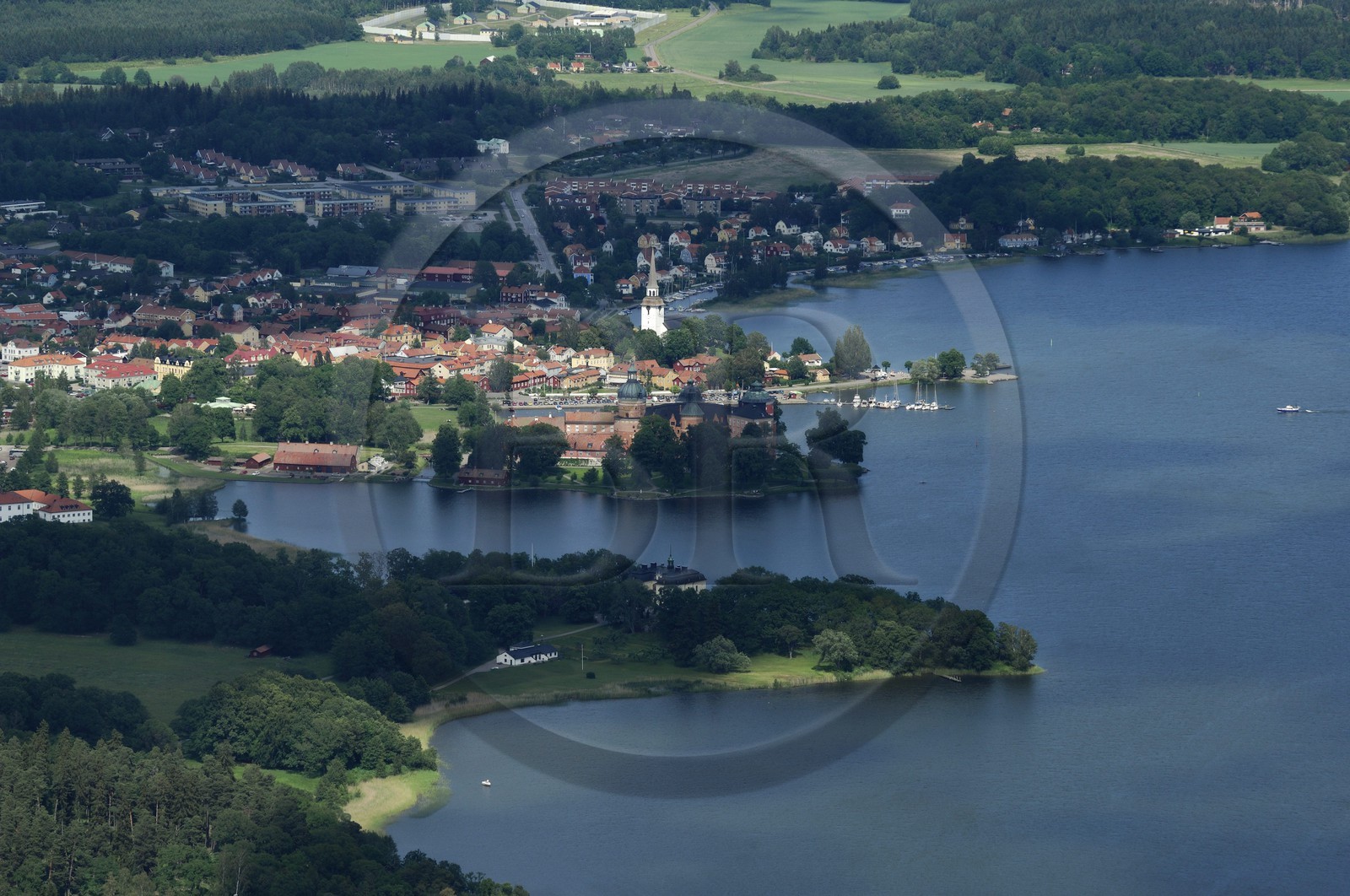 Suède, comté de Södermanland, Mariefred, château de Gripsholm au bord du lac Mälaren (vue aérienne)