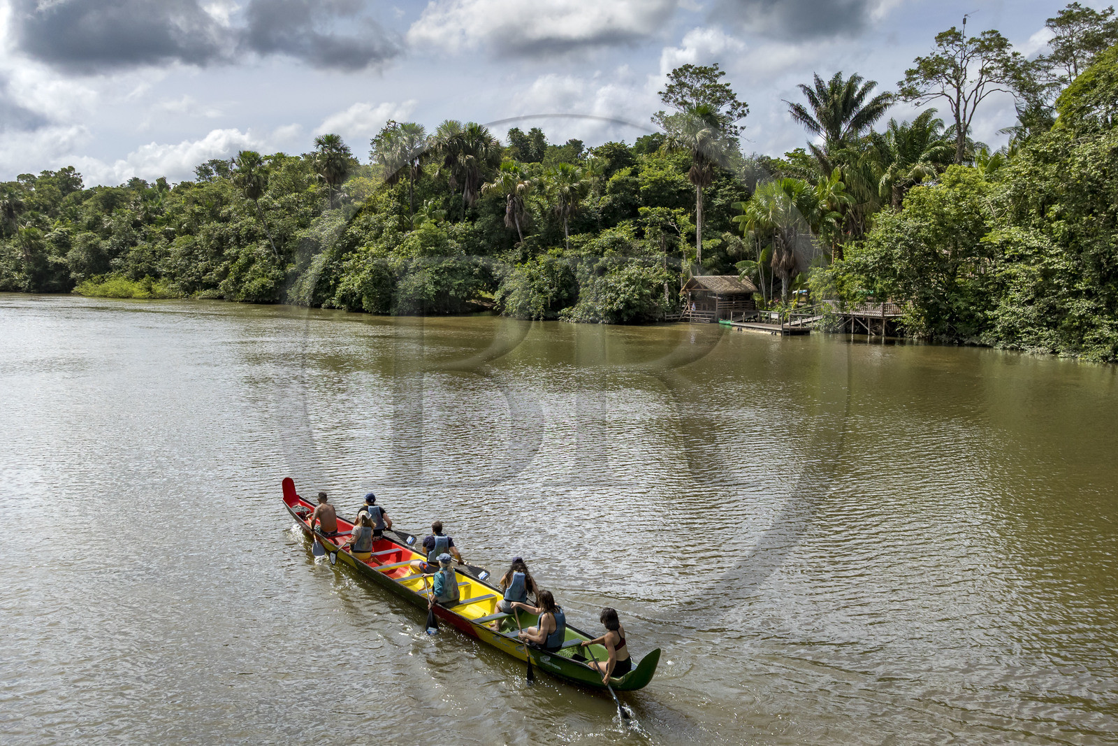 France, Guyane, Kourou, Camp Maripas, pirogue P12 (pirogue traditionnelle Guyanaise adaptée en résine) sur le fleuve Kourou (vue aérienne)