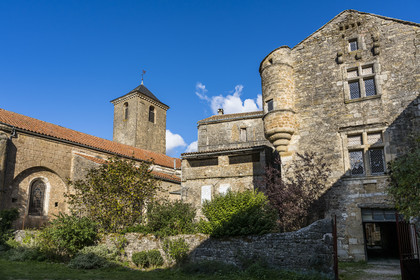 France, Aveyron (12), Causses et les Cévennes, paysage culturel de l'agro-pastoralisme méditerranéen, classés Patrimoine Mondial de l'UNESCO, Sainte-Eulalie-de-Cernon, la Commanderie Templière puis commanderie hospitalière de l'ordre de Saint-Jean de Jérusalem, l'échauguette sur l'aile Renaissance datée de 1648 dans la cour intérieure de la commanderie