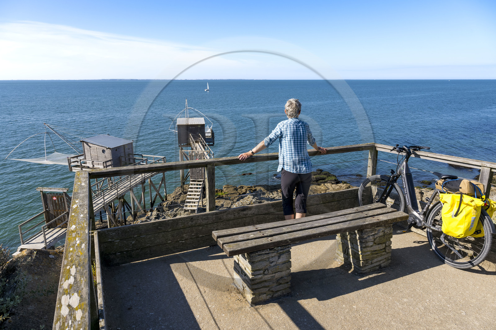 France, Loire-Atlantique (44), Pornic, point de vue sur l'océan le long de la Vélodyssée et des cabanes de pêche traditionnelle au carrelet en arrière plan