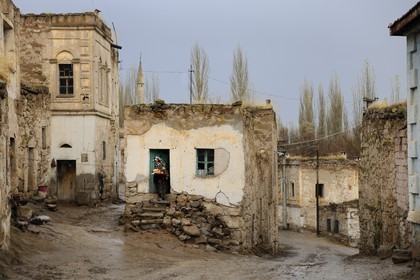 Turquie, Anatolie Centrale, province de Aksaray, Cappadoce, village de Dermici (Un village anatolien : Récit d'un instituteur paysan (Terre humaine) de Mahmut Makal), femme portant du pain