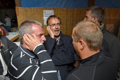 France, Haute-Corse (2B), région du Niolu (Niolo), Casamaccioli, fête de la Santa du Niolu, paghjella ou chant polyphonique corse improvisé par un groupe d'amis, main sur l’oreille, dans une des buvettes
