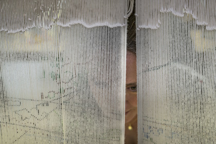 France, Hérault (34), Lodève, Manufacture de la Savonnerie unique annexe de la Manufacture Nationale de tapis de la Savonnerie des Gobelins, travail d'une licière sur un métier à tisser