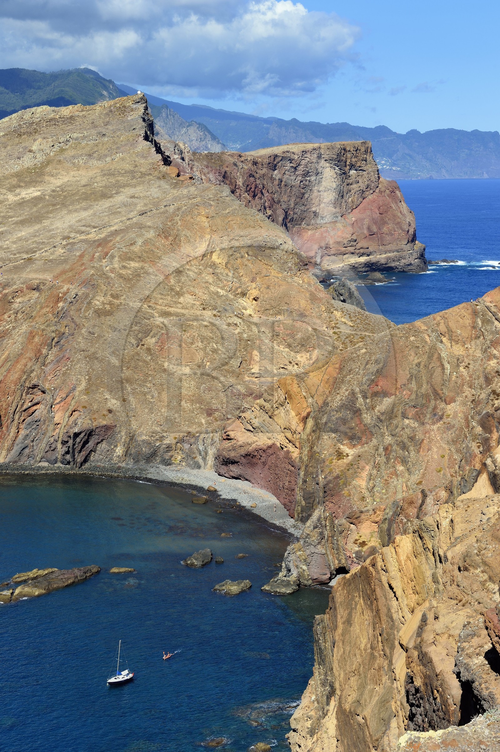 Portugal, Ile de Madère, randonnée dans la réserve naturelle de la Ponta de Sao Lourenço (pointe Saint Laurent) à l'extrême Est de l'ile, kayak s'éloignant de la plage de galets dans la baie d'Abra