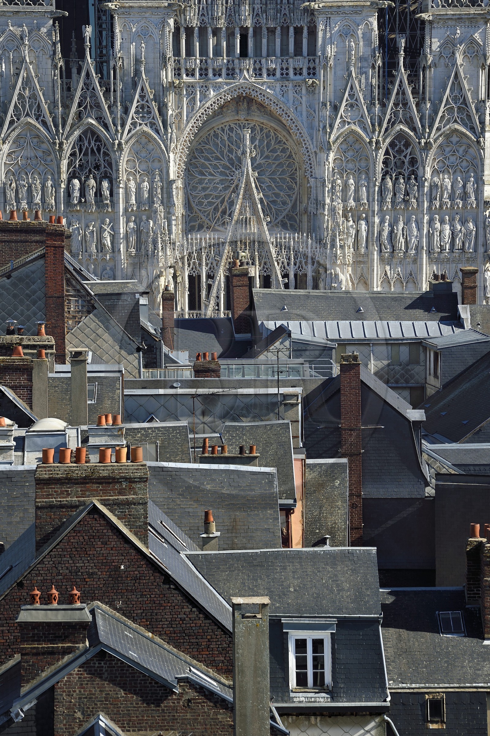 France, Seine-Maritime (76), Rouen, facade sud de la cathédrale Notre-Dame de Rouen dépassant des toits de la vieille ville