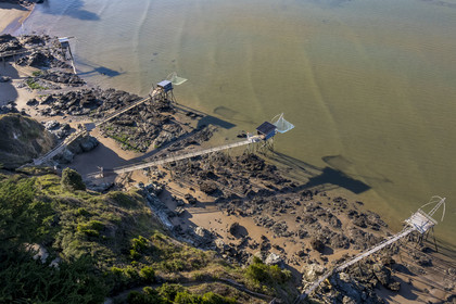 France, Loire-Atlantique (44), Baie de Bourgneuf, Pornic, cabanes de pêche traditionnelle au carrelet en bordure de la plage de Crêve-coeur à La Bernerie-en-Retz (vue aérienne)