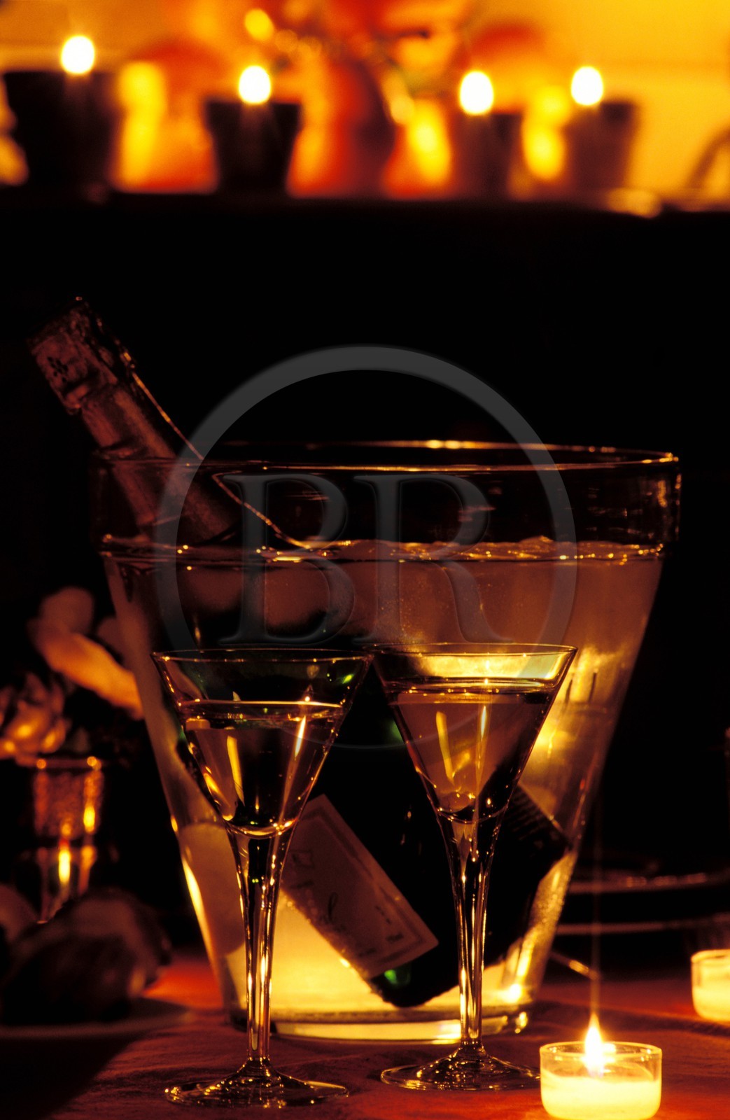 France, Noël, table de fête dressée avec un seau à champagne