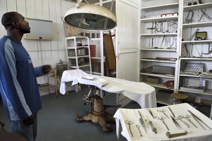 Gabon, Province du Moyen-Ogooué, Lambaréné, l'ancien Hopital Albert Schweitzer devenu musée, la Grande Pharmacie (policlinique), la salle de chirurgie