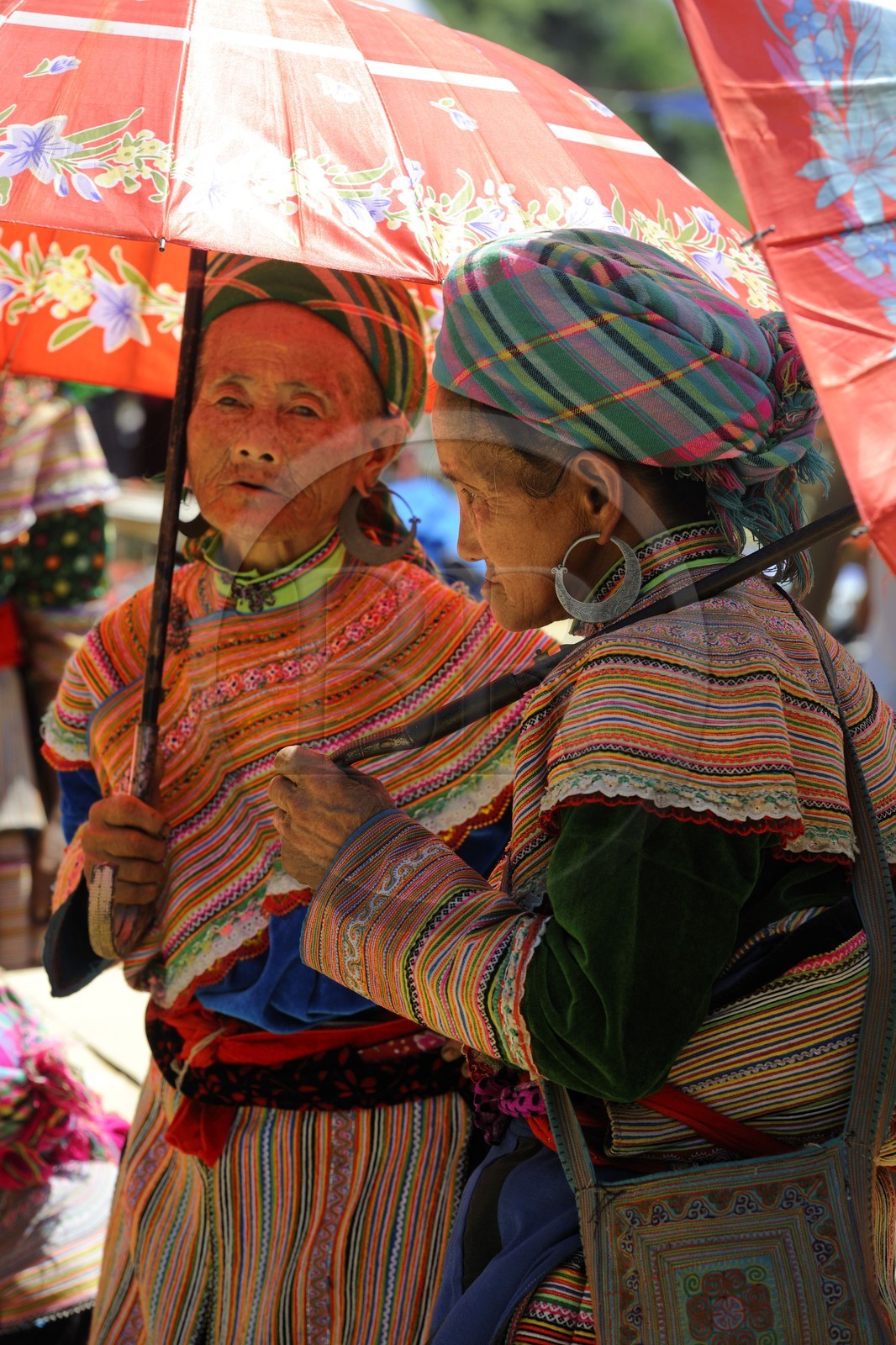 Vietnam, province de Lao Cai, région de Bac Ha, marché de Can Cau, femmes de la minorité Hmong Fleur