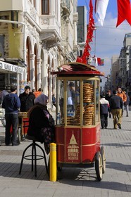 Turkey, Istanbul, Beyoglu, Taksim District, seller of simit (typical Turkish bread) in Istiklal Caddesi Street