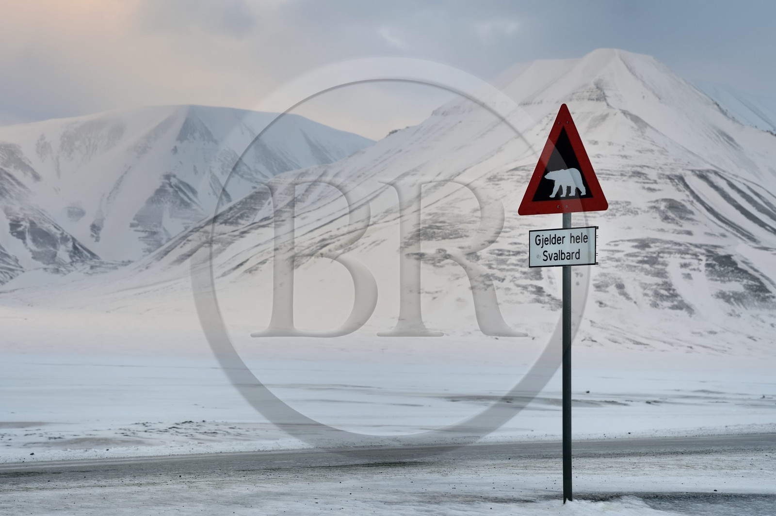 Norvège, Svalbard, Spitzberg, vallée de Adventdalen, panneau de signalisation de danger potentiel de présence d'ours blanc à la sortie de Longyearbyen, Gjelder hele Svalbard s'applique à tout le Svalbard