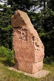 France, Vosges (88), chemin des passeurs au Donon sur la trace de la filière d'évasion du Rehtal, le monument aux passeurs - pierre commémorative sculptée par Raymond Keller, un artiste de Molsheim