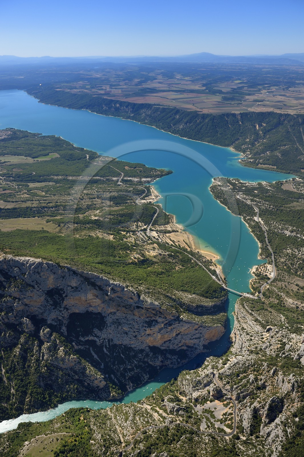 Var (83) rive gauche et Alpes-de-Haute-Provence (04) rive droite, Parc Naturel Régional du Verdon, les Gorges du Verdon qui débouchent sur le lac de Sainte Croix et le pont du Galetas (vue aérienne)