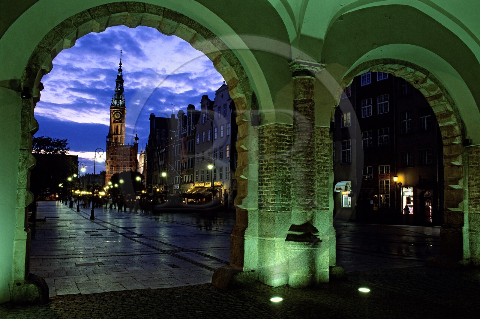 Pologne, Poméranie Orientale, Gdansk, le Long-Marché (Dlugi Targ), artère de la “ville principale et l’Hôtel de ville sous le porche de la Porte Verte
