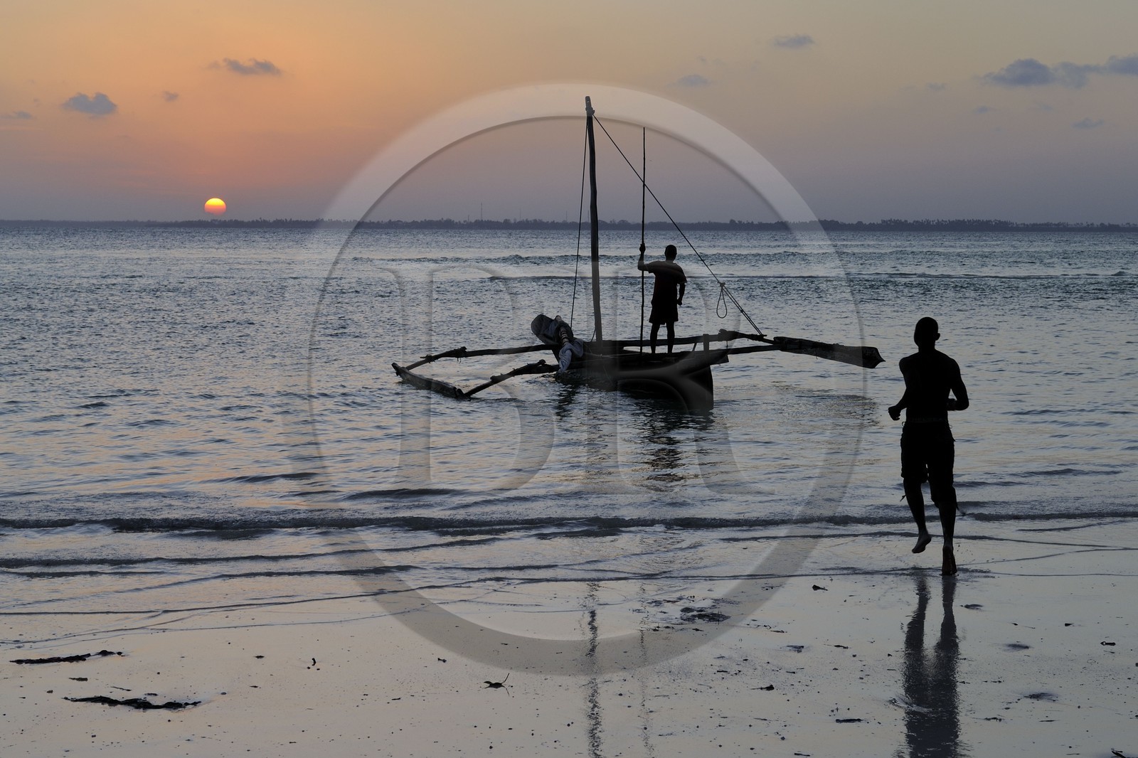 Tanzanie, archipel de Zanzibar, île de Unguja (Zanzibar), côte est, baie de Chwaka vers Michamvi, départ pour la pêche de nuit d'un dhow (boutre traditionnel)