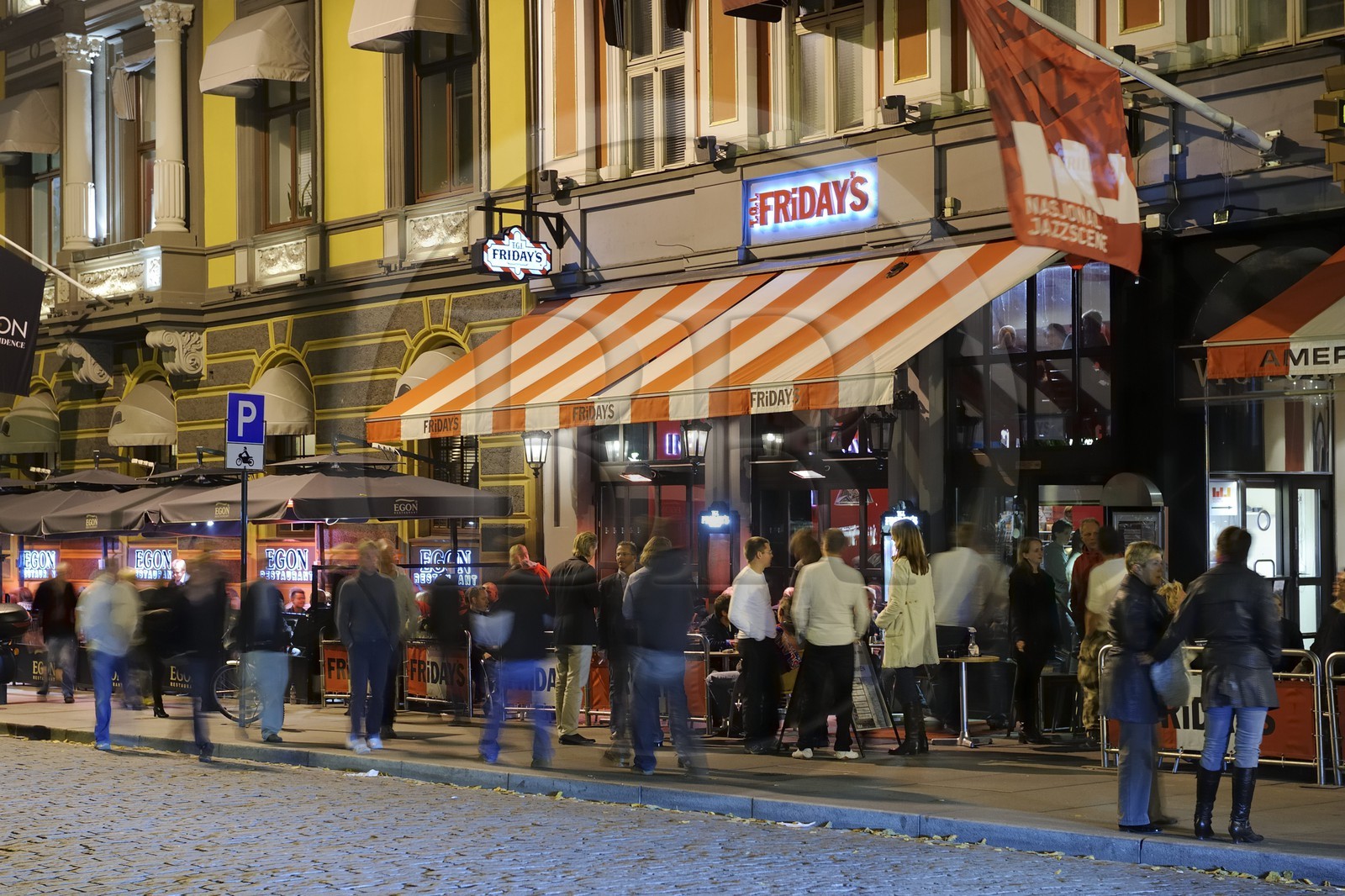 Norvège, Oslo, bars et restaurants dans la rue Karl Johans Gate