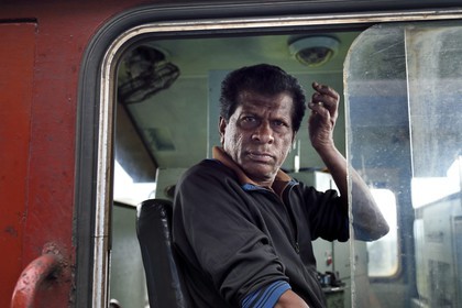Sri Lanka, Province du Centre, trajet en train dans la région montagneuse de la culture du thé entre Hatton et Badulla, gare rurale de Great Western, conducteur de locomotive