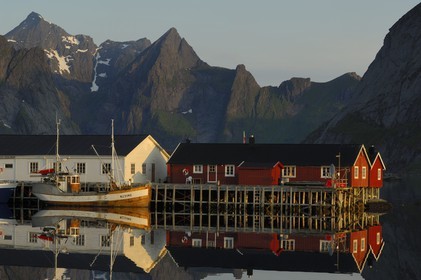Norvège, Nordland, Iles Lofoten, Ile de Moskenes, port de pêche de Hamnoy près de Reine au soleil de minuit