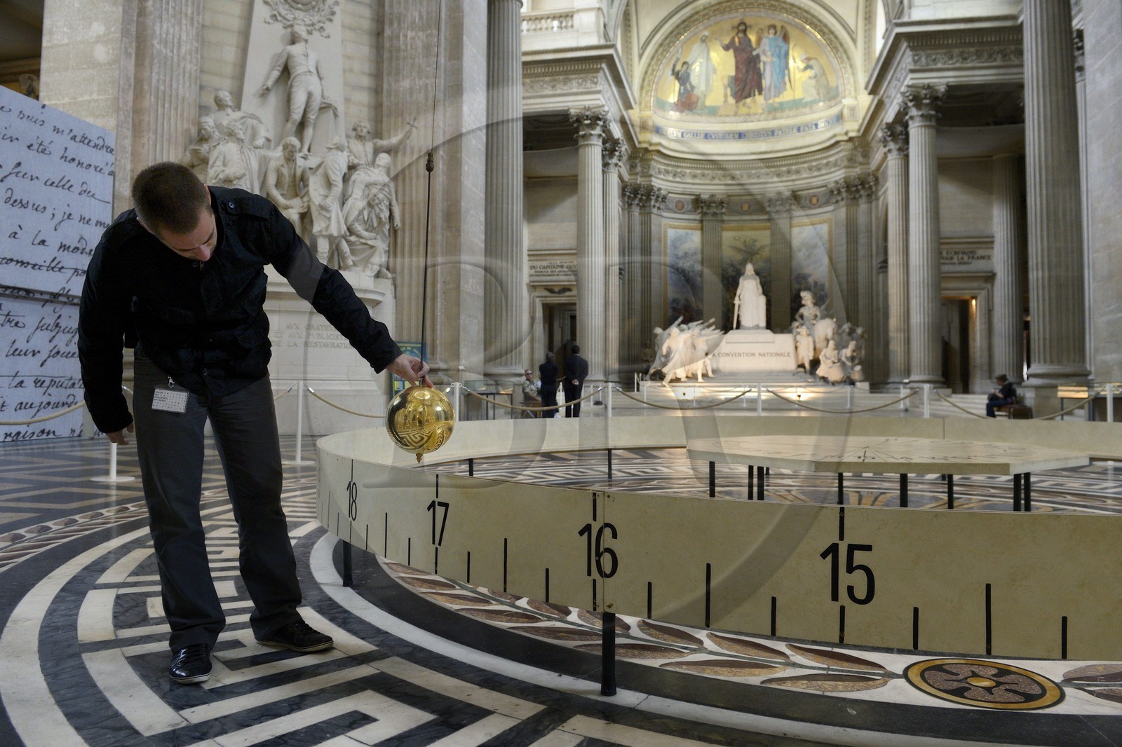 France, Paris (75), le Panthéon, le pendule de Foucault sous le dôme dans la nef est relancé toutes les deux heures