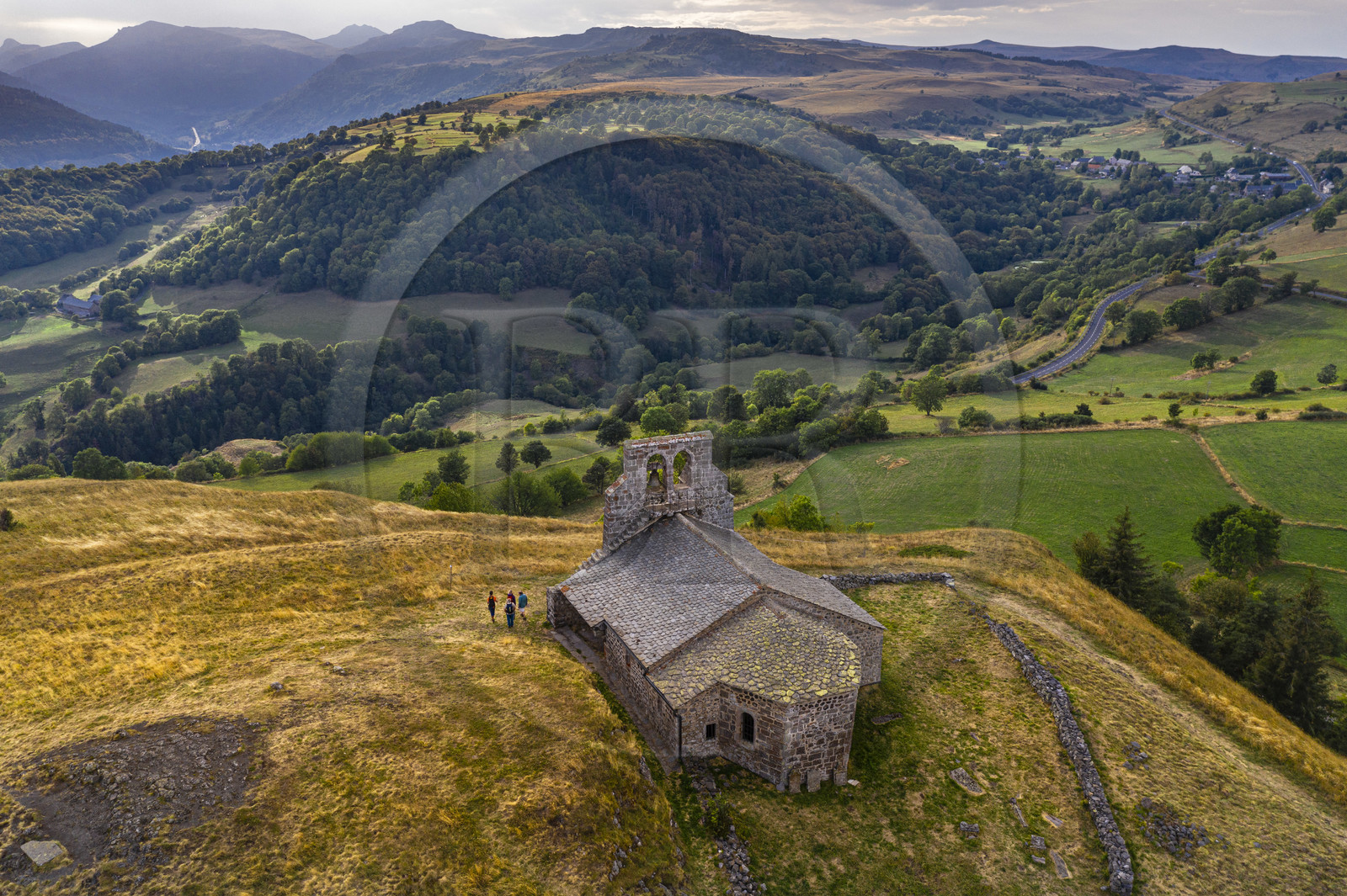 France, Cantal (15), Parc Naturel Régional des Volcans d'Auvergne, Chastel-sur-Murat, Chapelle Saint Antoine du XIIe siècle perchée sur un promontoire, randonneurs sur le chemin de Saint-Jacques de Compostelle par la Via Arverna (vue aérienne)