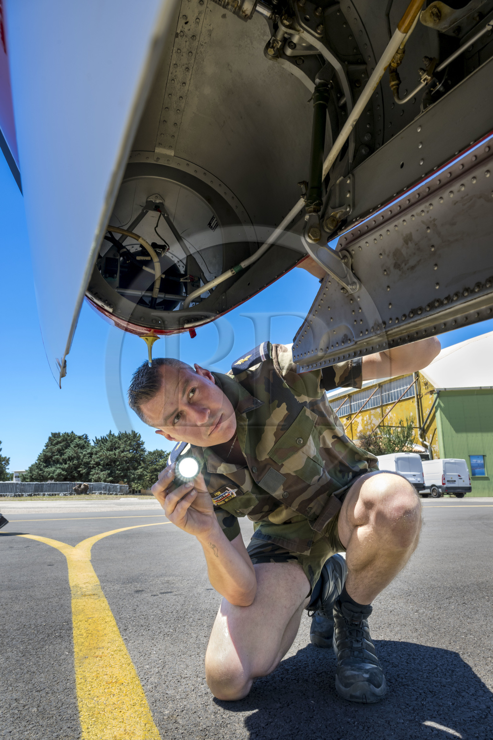 France, Bouches-du-Rhône (13), Salon-de-Provence, base aerienne 701, base de la Patrouille de France (PAF pour Patrouille acrobatique de France) de l'Armée de l'air et de l'espace française, l'adjudant Nicolas Renard, le mécanicien, effectue le tour avion de son Alphajet