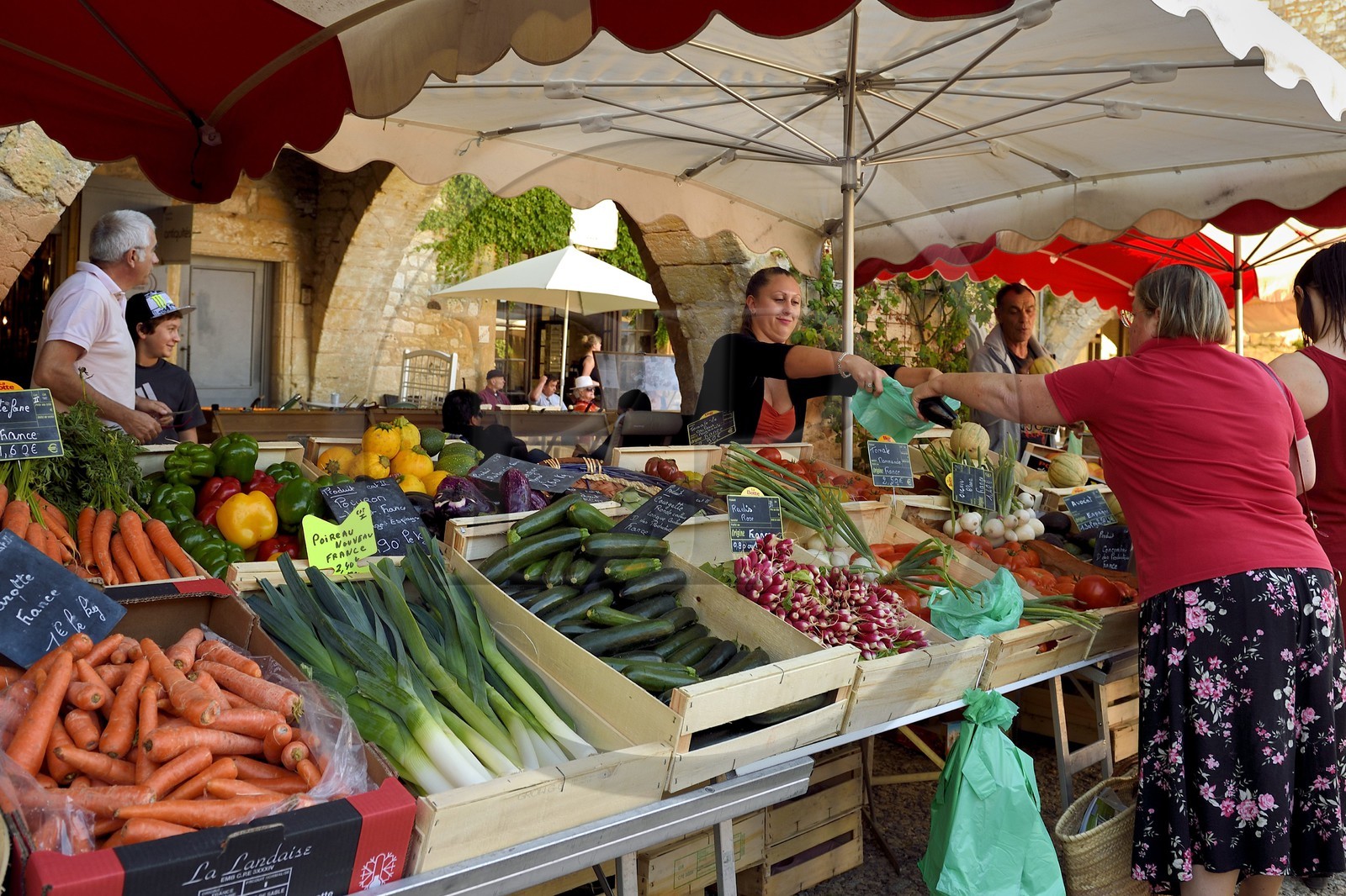 France, Dordogne, Perigord Pourpre, Monpazier, labelled Les Plus Beaux Villages de France (The Most Beautiful Villages in France), market day on the place des Cornieres in the heart of the village