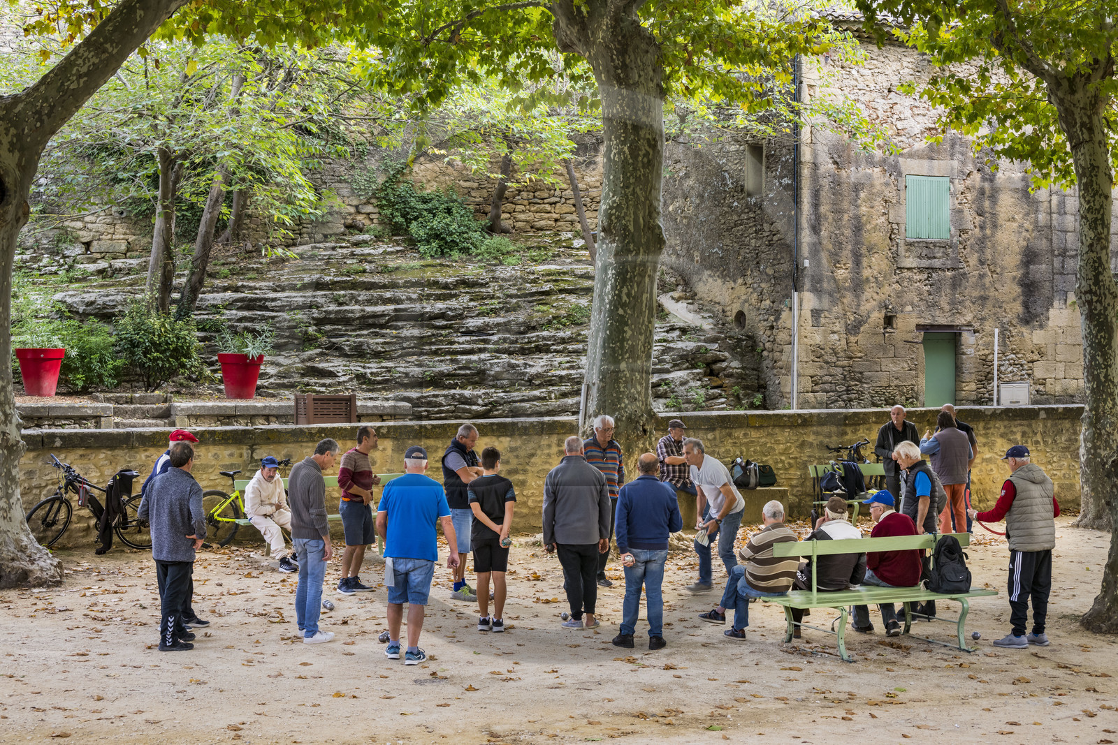France, Gard (30), Vers-Pont-du-Gard, joueurs de pétanque sur la place du village qui est sur le chemin longeant le tracé de l'aqueduc romain de Nimes