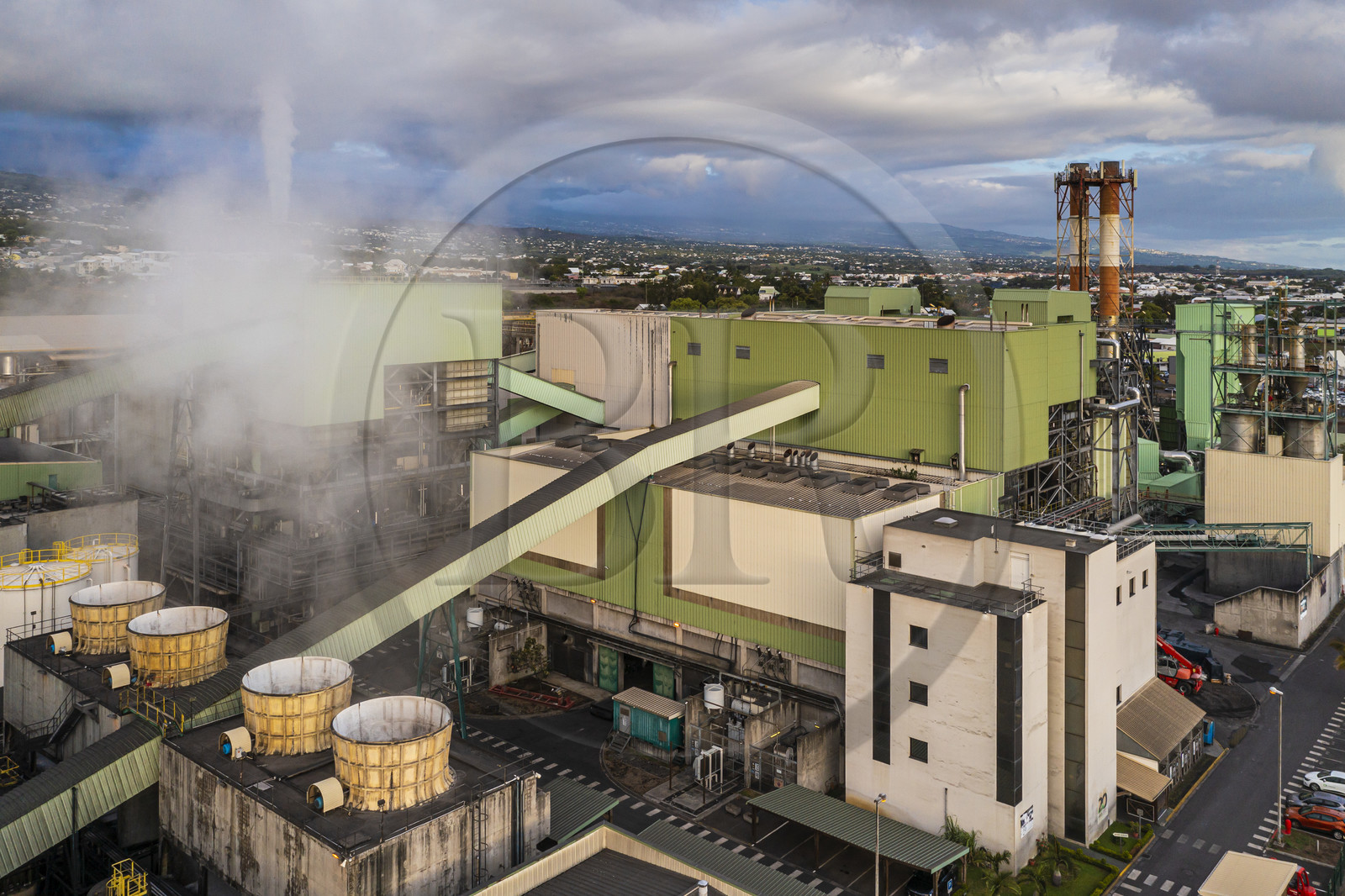 France, Ile de la Reunion, Saint-Louis, centrale thermique le Gol - Albioma qui produit de l'électricité avec les résidus de la canne à sucre pendant la campagne sucrière de l'usine sucrière du Gol attenante (vue aérienne)