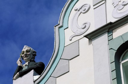 Estonie (Pays Baltes), région de Harju, Tallinn, capitale européenne de la culture 2011, Maison du voyeur qui observe les jeunes filles passer dans la rue Pikk