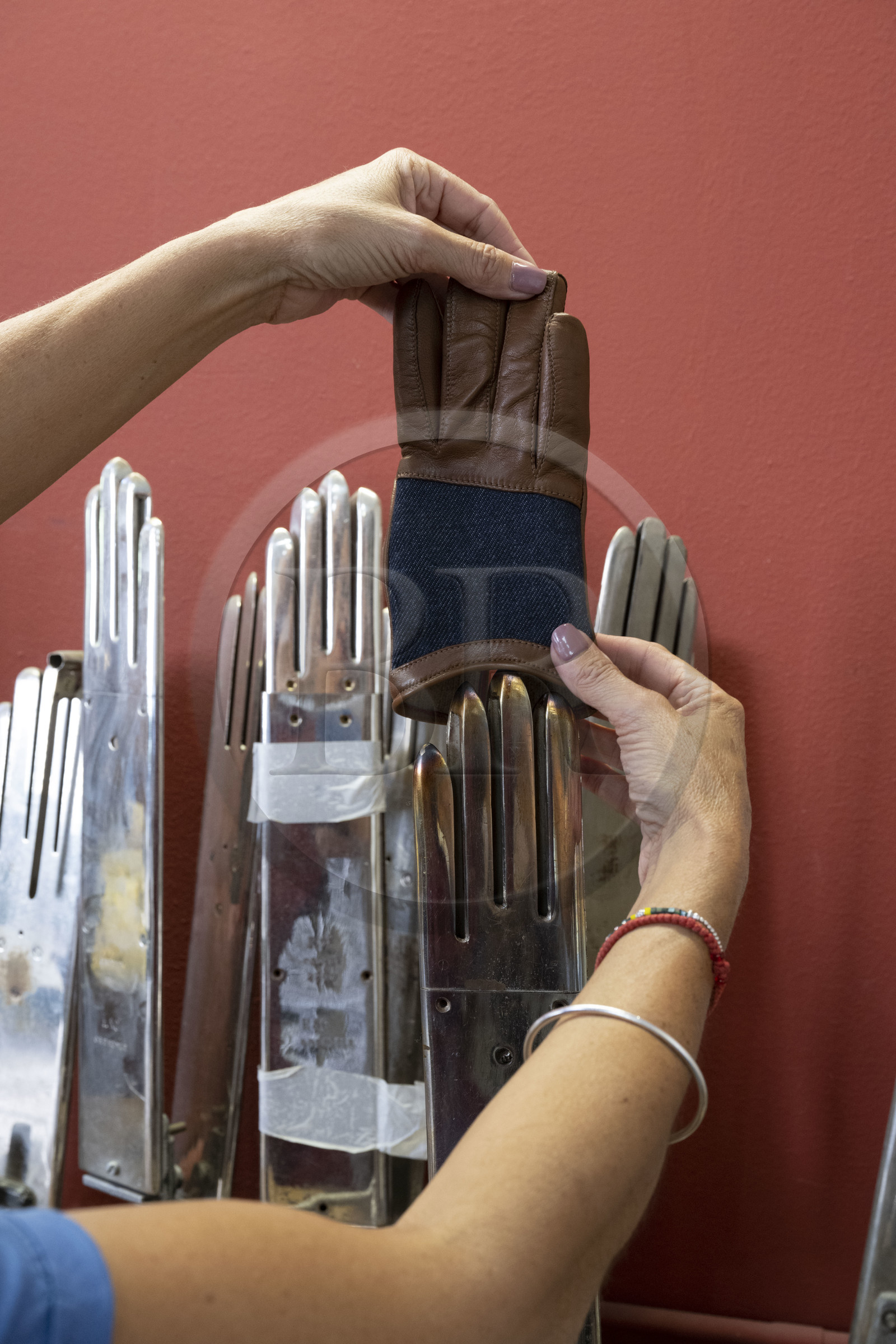 France, Aveyron (12), Maison Fabre (Ganterie Fabre), manufacture de gants familiale fondée en 1924, fabrication de gant avec conducteur de chaleur appelés mains chaudes dans l'atelier