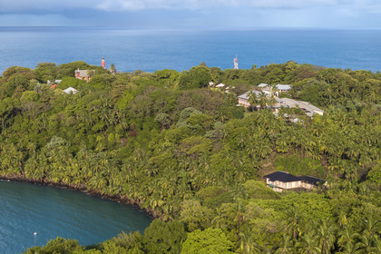 France, Guyane, Kourou, Iles du Salut, l'Ile Royale qui accueillait l'administration, la chapelle et l'hôpital du bagne ainsi que les logements de la direction et des gardiens (vue aérienne)