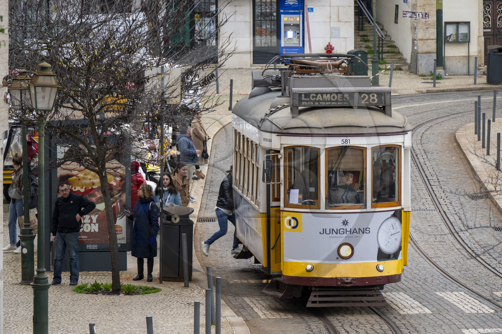 Portugal, Lisbonne, quartier de l'Alfama, tramway (electricos) à Largo das Portas do Sol, la ligne 28 est la plus célèbre et la plus pittoresque