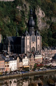 Belgique, Wallonie, Dinant, la collégiale Notre-Dame sur les bords de la Meuse