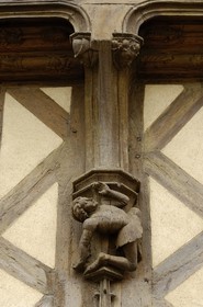 France, Loir et Cher (41), Blois, maison des acrobates du 15è siècle, détail des pans de bois sculptés