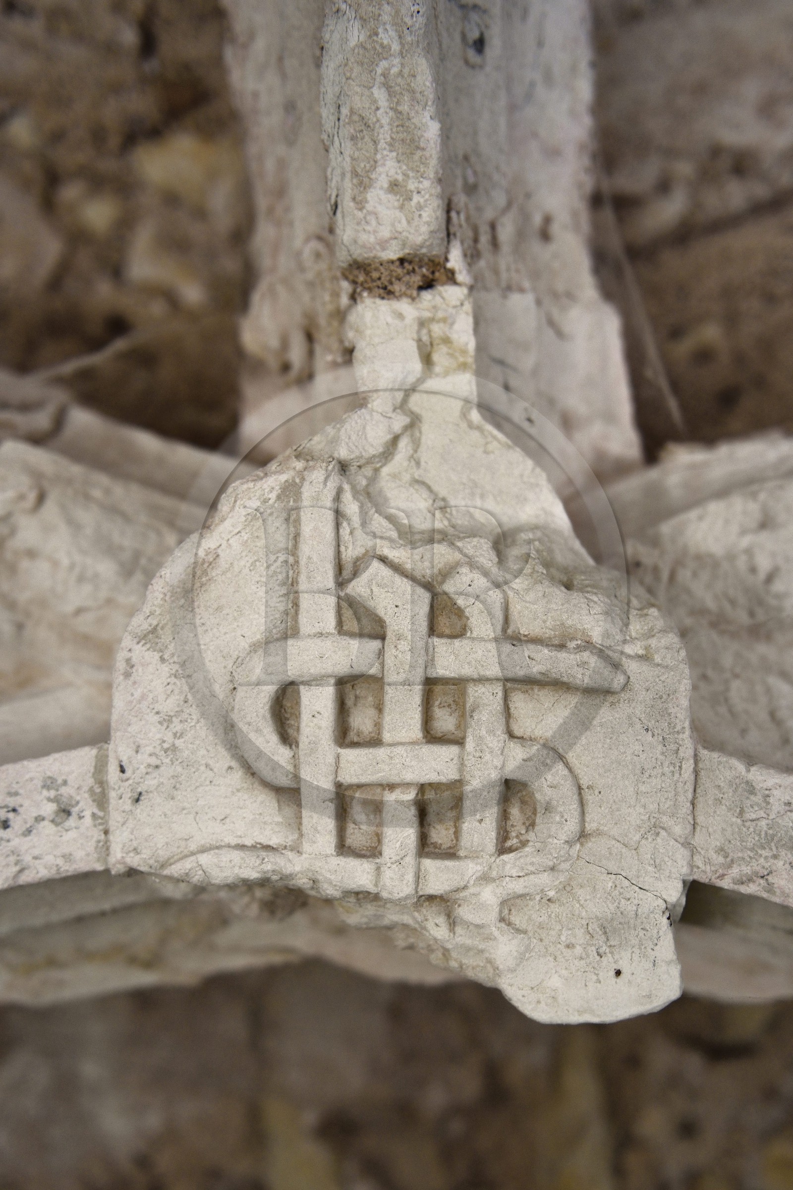 France, Dordogne (24), Rouffignac-Saint-Cernin-de-Reilhac, chateau de l'Herm, l'escalier en vis avec IHS (Iesus Hominum Salvatore) sur la clé de voute