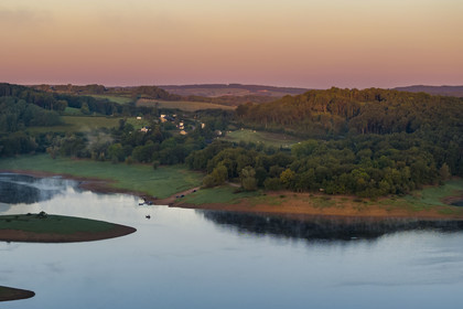 France, Nièvre (58), Parc naturel régional du Morvan, Chaumard, lac de Pannecière au petit matin (vue aérienne)
