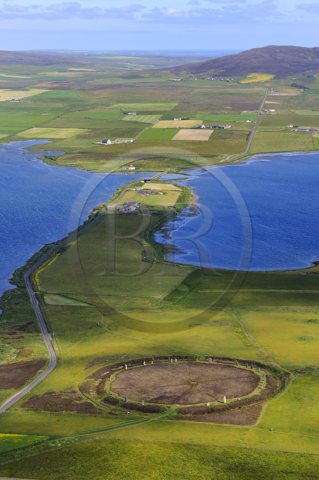 Royaume-Uni, Ecosse, Iles Orcades, Ile de Mainland, au bord du Loch of Stenness, cercle de pierres levées du Ring of Brodgar, classées Patrimoine Mondial de l' UNESCO (vue aérienne)
