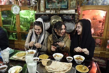 Iran, province d'Ispahan, Ispahan, la maison de thé et restaurant Chai Khaneh Azadegan, jeunes iraniennes étudiantes en ingénierie médicale qui se nomment, de gauche à droite, Pita, Nadia et Niloufar (pas de model release)