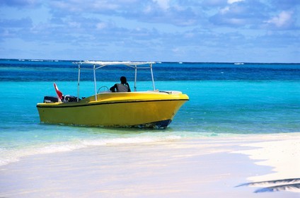 Caribbean sea, St Vincent and the Grenadines, Tobago Cays archipelago, motor boat on a beach of one of many uninhabited island