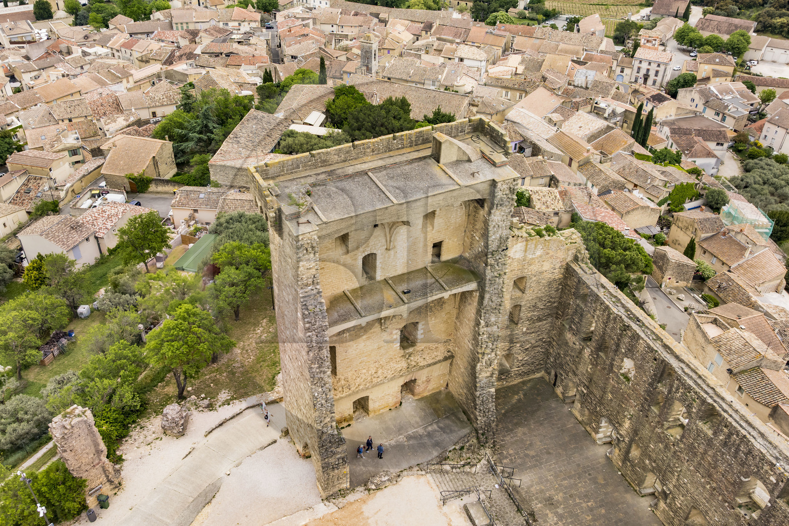 France, Vaucluse (84), Châteauneuf-du-Pape, le donjon du chateau (vue aérienne)
