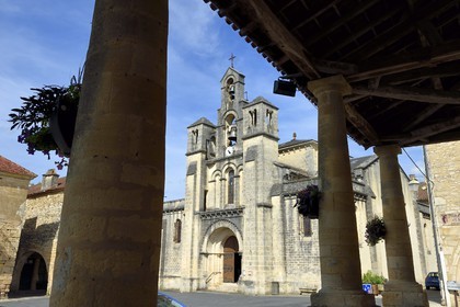 France, Dordogne (24), Périgord Noir, Villefranche-du-Périgord, La halle et ses colonnes toscanes, en arrière plan l'église Notre-Dame-de-l'Assomption