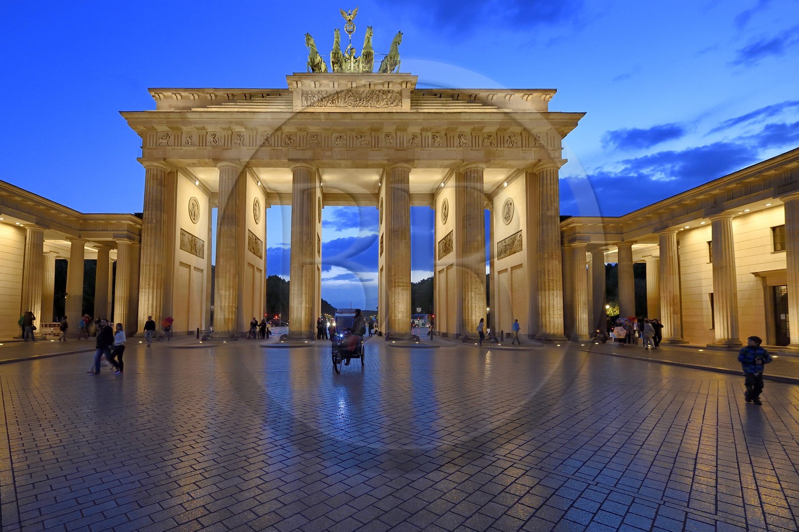 Allemagne, Berlin, Porte de Brandebourg sur l'avenue Under den Linden et Pariser platz