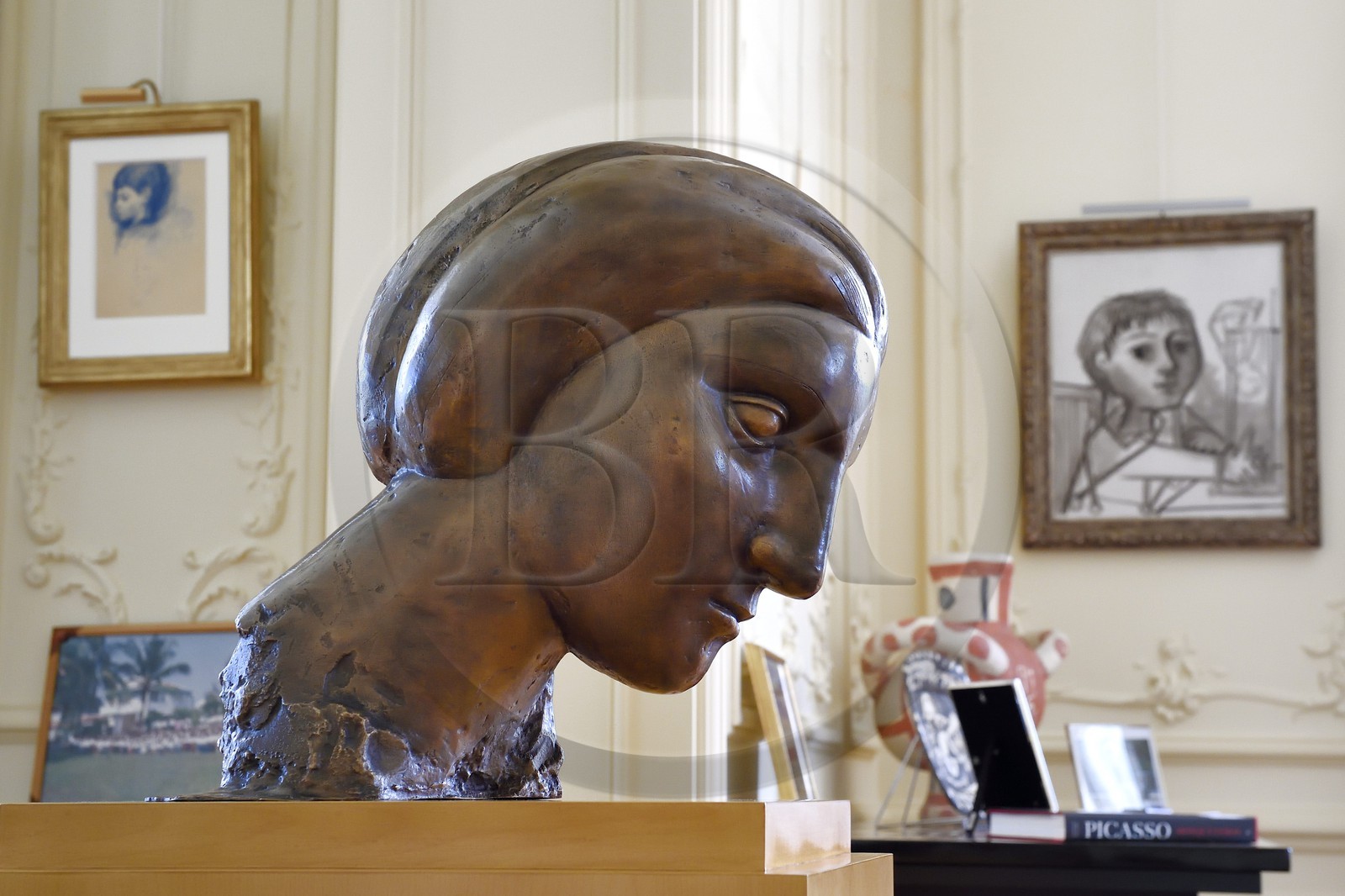 France, Alpes-Maritimes (06), Cannes, la villa La Californie où vécu Pablo Picasso, aujourd'hui renommé le Pavillon de Flore par Marina Picasso, sculpture de Pablo Picasso (Tête de femme - Boisgeloup 1931)  dans le salon