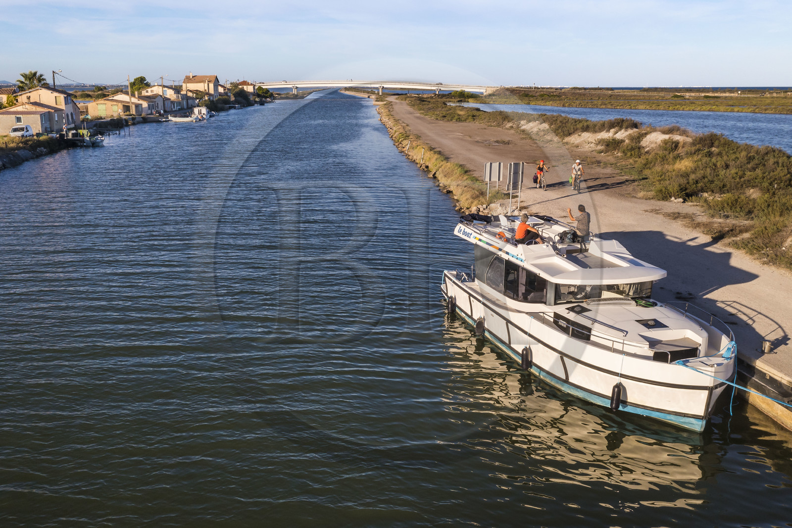 France, Hérault (34), Frontignan, bateau de plaisance Le Boat sur le canal du Rhône à Sète, le pont de la plage des Aresquiers en arrière plan (vue aérienne)