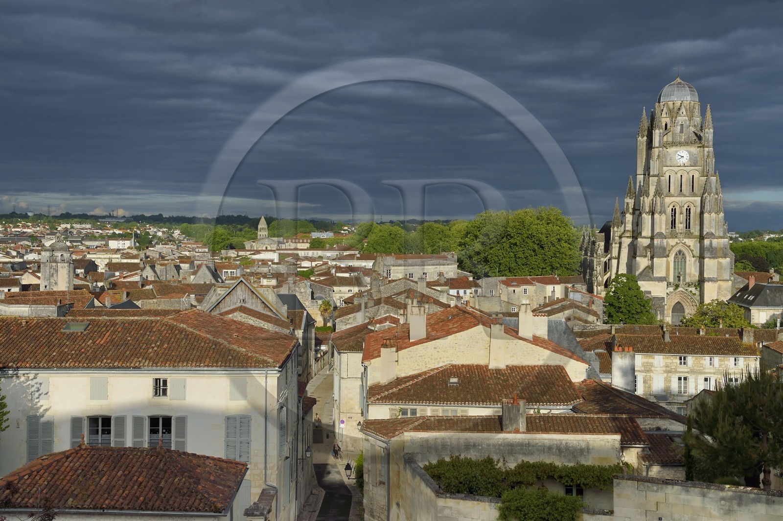 France, Charente-Maritime (17),  Saintonge, Saintes, la rue des jacobins dans la vieille ville et la cathédrale Saint-Pierre à droite, l'Abbaye aux Dames en arrière plan
