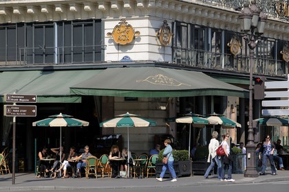 France, Paris (75), terrasse du Café de la Paix place de l'Opéra