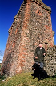 Royaume-Uni, Ecosse, Perthshire and Kinross, portrait de Sir David Steel devant le Balvaird Castle