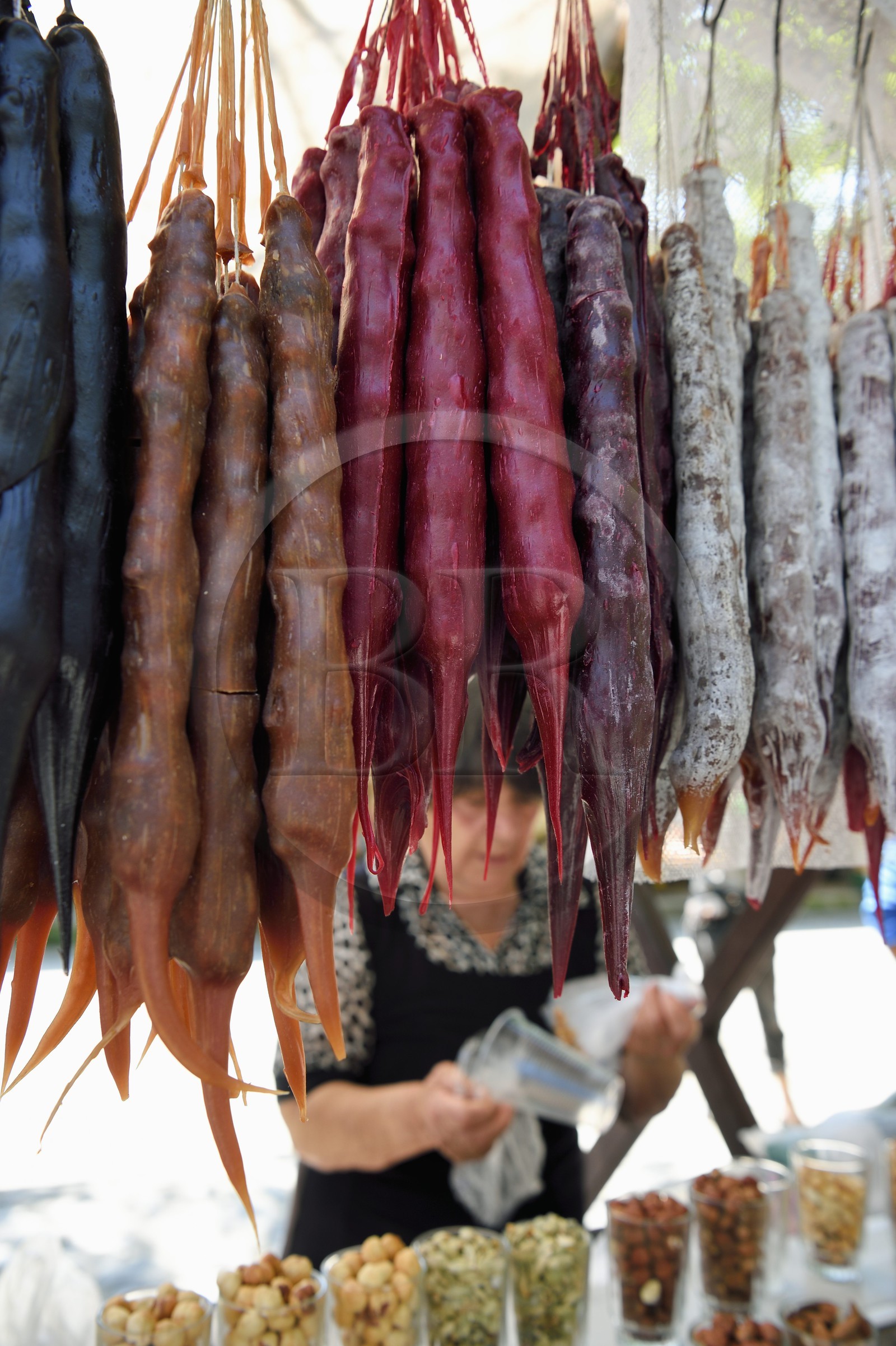 Géorgie, Kakheti, magasin de rue vendant des tchourtchkhela, confiseries traditionnelles géorgiennes et anatoliennes en forme de bougies
