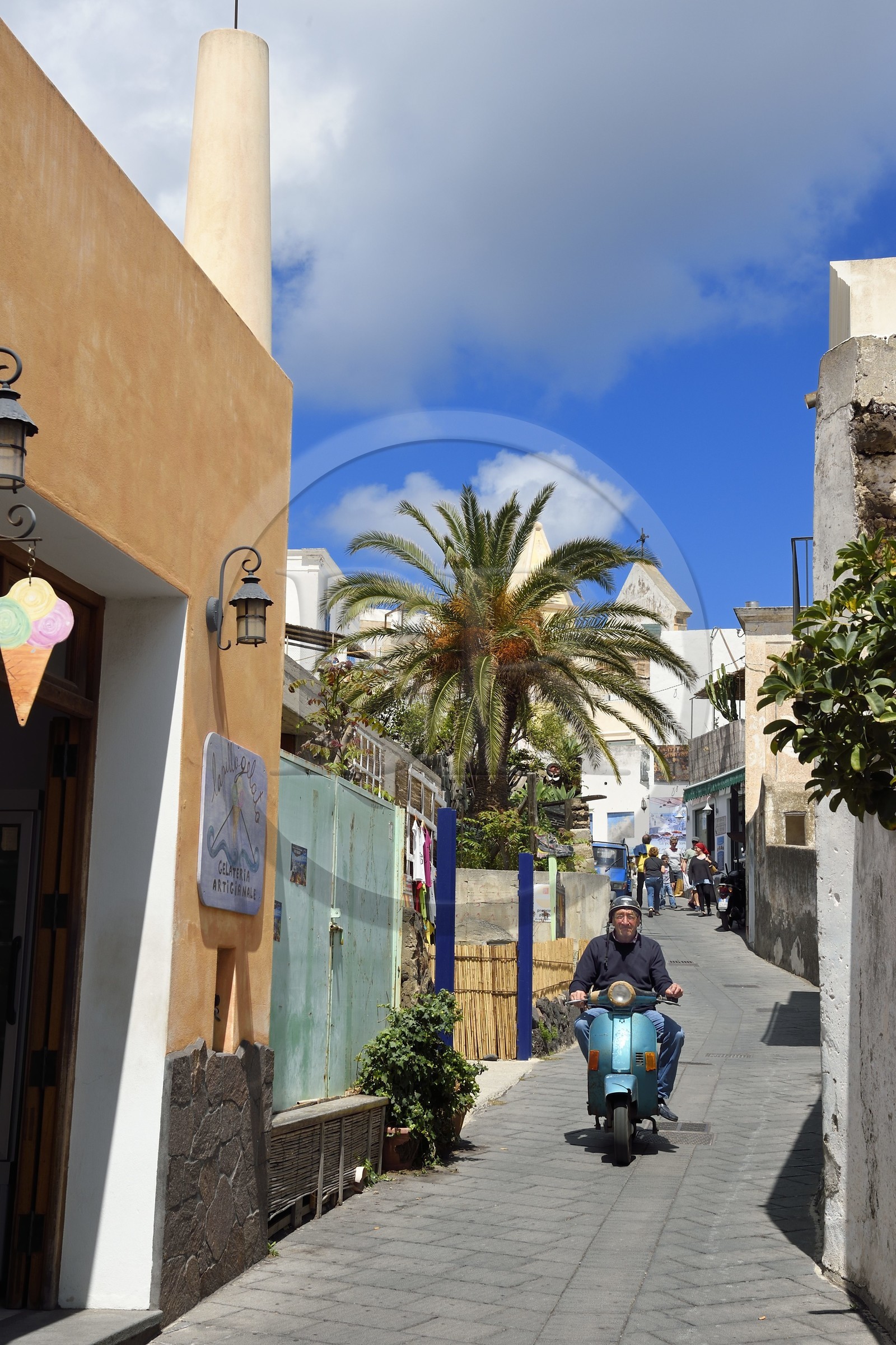 Italie, Sicile, iles Eoliennes, classées Patrimoine Mondial de l'UNESCO, ile de Stromboli, scooter dans la rue principale du village de Stromboli